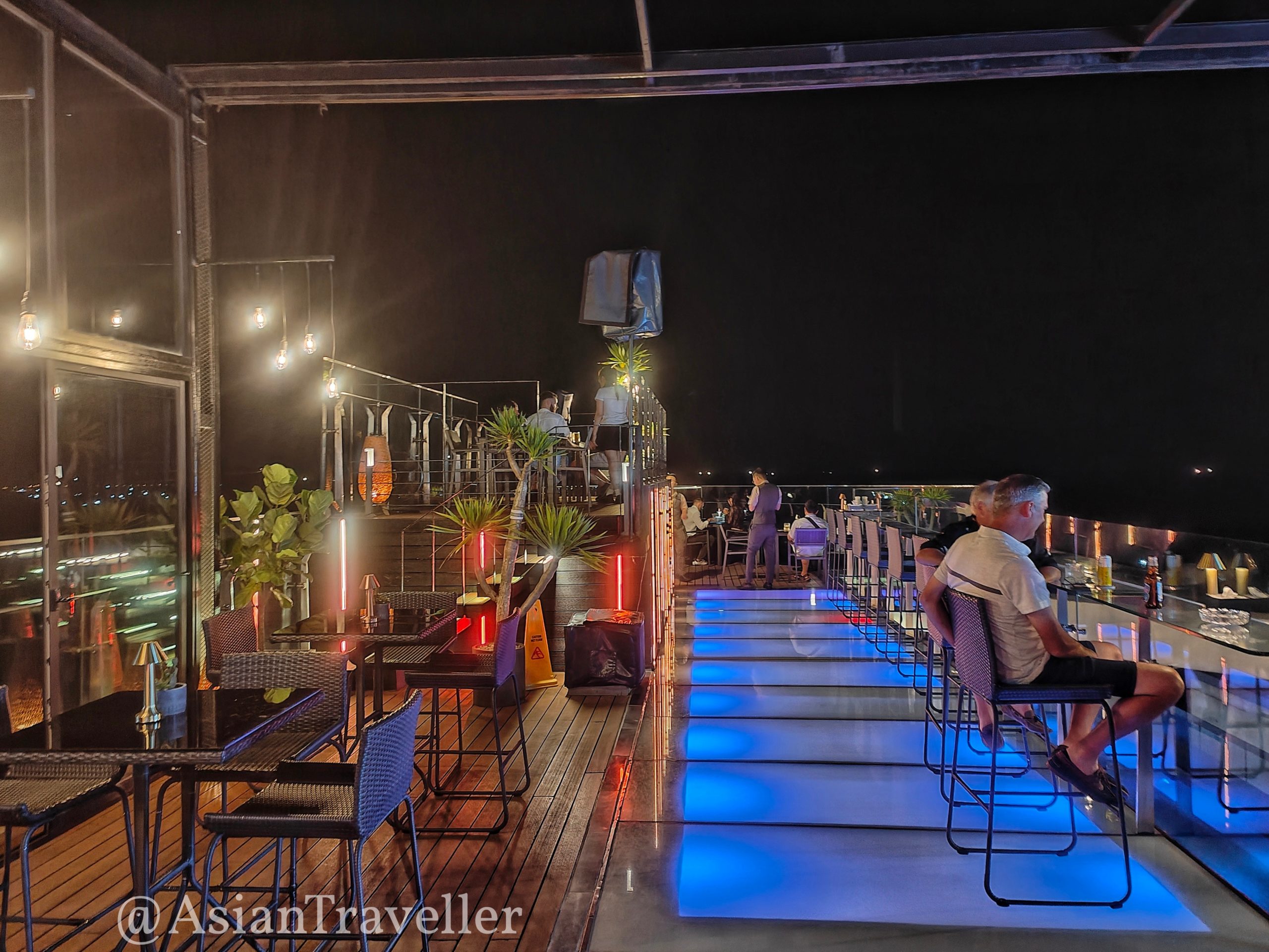 ダナンの夜景が見える人気のルーフトップバー Sky 21 Bar & Bistroの雰囲気